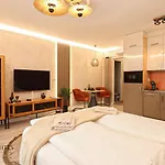 Grand Promenade 아파트