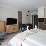 Grand Promenade 아파트